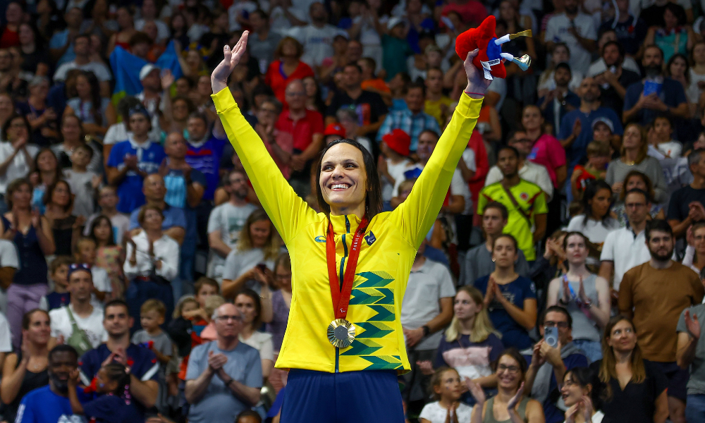 Carol Santiago com a medalha de ouro nos Jogos Paralímpicos de Paris-2024 (Foto: Silvio Avila/CPB)