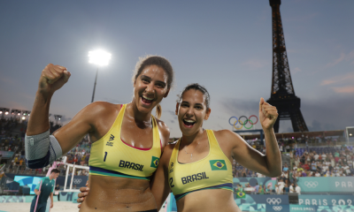 Ana Patrícia e Duda posando após vitória nos Jogos Olímpicos de Paris-2024 vôlei de praia semifinal quartas de final (Luiza Moraes/COB)