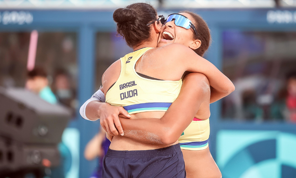 Ana Patrícia e Duda celebrando a vitória nas quartas de final dos Jogos Olímpicos de Paris-2024 (Gaspar Nóbrega/COB)