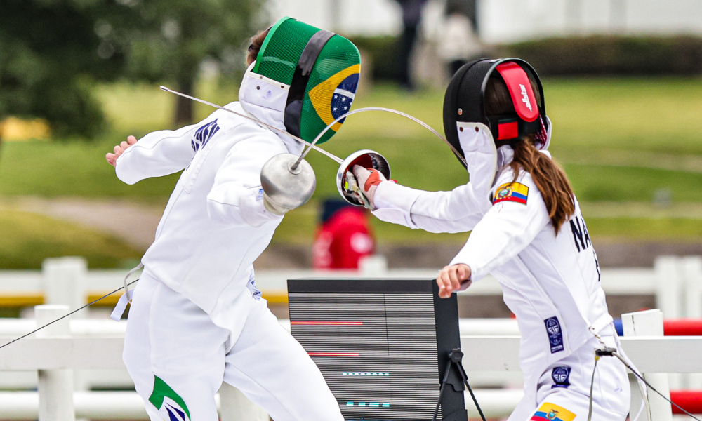 Isabela Abreu, representante do Brasil no pentatlo moderno, em ação na esgrima nos Jogos de Paris