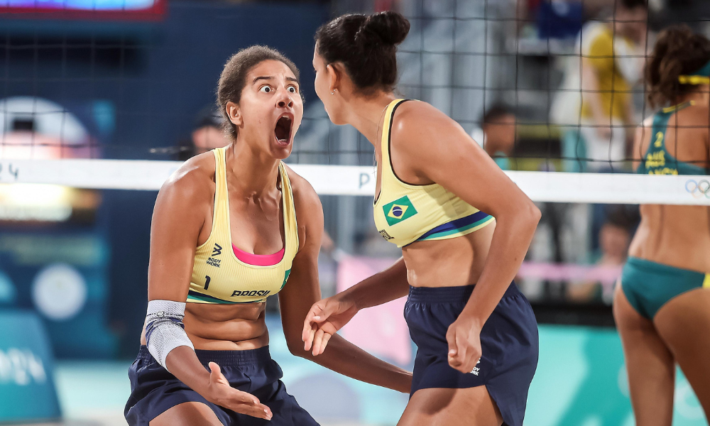 Duda e Ana Patrícia em ação no torneio de vôlei de praia dos Jogos Olímpicos de Paris-2024