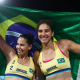 Duda e Ana Patrícia com bandeira do Brasil após ouro no vôlei de praia em Paris-2024; elas também medalharam nos Jogos Olímpicos da Juventude