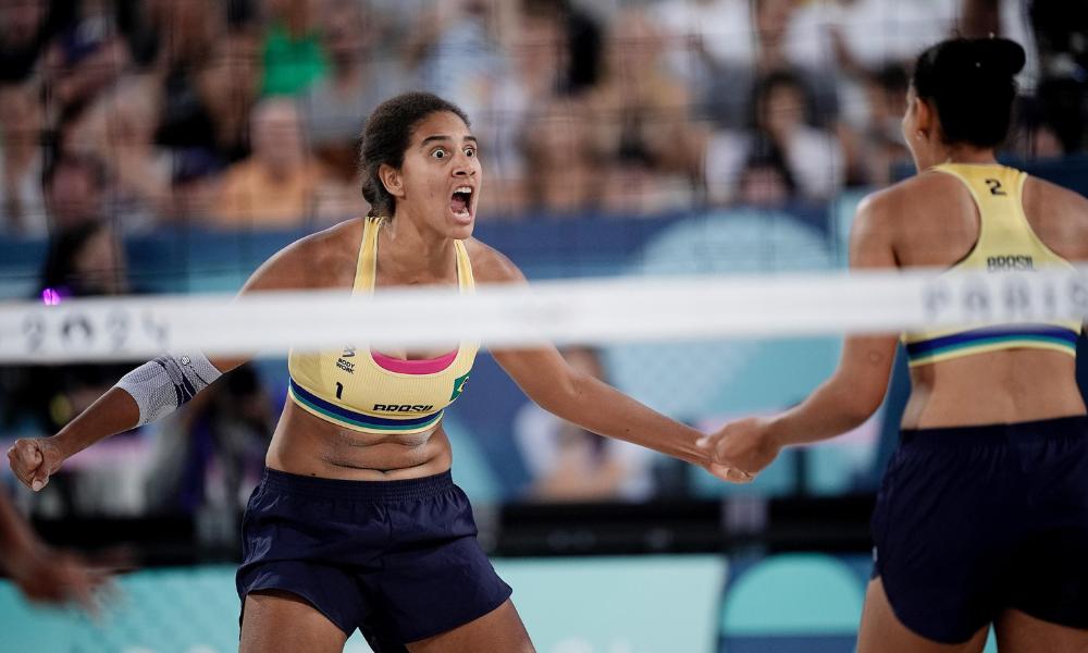 Duda e Ana Patrícia vibrando no vôlei de praia em Paris-2024