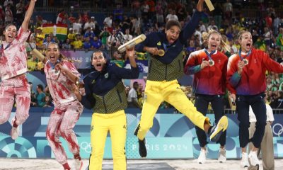 Duda e Ana Patrícia comemoram no pódio a conquista da medalha de ouro no vôlei de praia feminino dos Jogos Olímpicos de Paris-2024