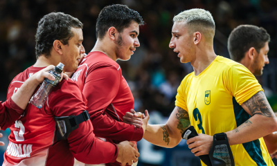 Elias Ouni, do goalball, cumprimenta Paulo após a partida. Ele jogou contra o ídolo Leomon na Paralimpíada de Paris-2024