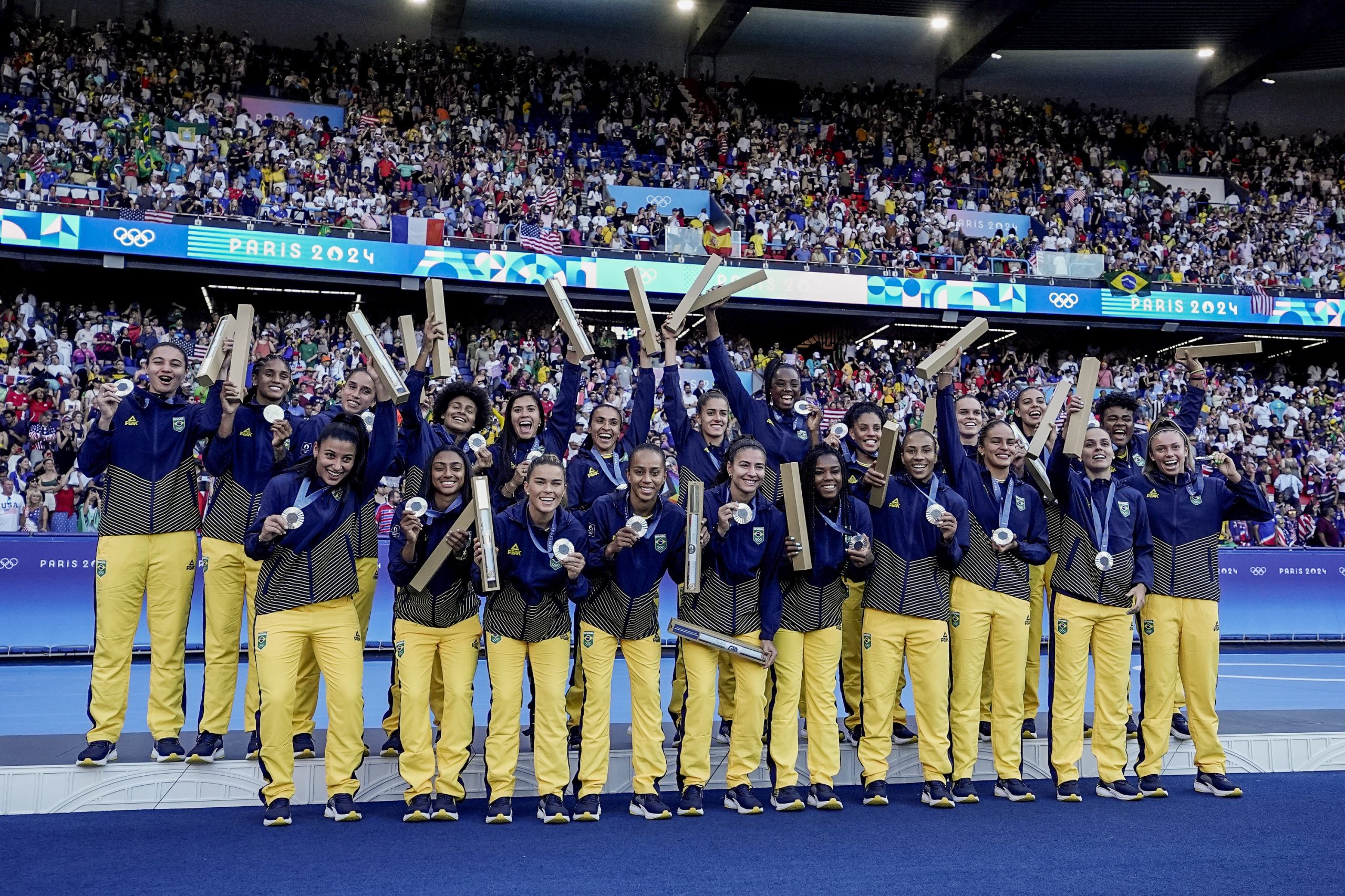 Seleção brasileira feminina de futebol no pódio dos Jogos de Paris-2024 (Foto: Alexandre Loureiro/COB)