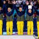 Na imagem, Flávia Saraiva com Jade Barbosa e o restante da equipe de ginástica artística brasileira antes de subir ao pódio.