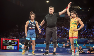 Giullia Penalber com o braço erguido em sinalizaçâo à vitória; ela vai disputar a repescagem do wrestling em Paris-2024