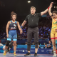 Giullia Penalber com o braço erguido em sinalizaçâo à vitória; ela vai disputar a repescagem do wrestling em Paris-2024