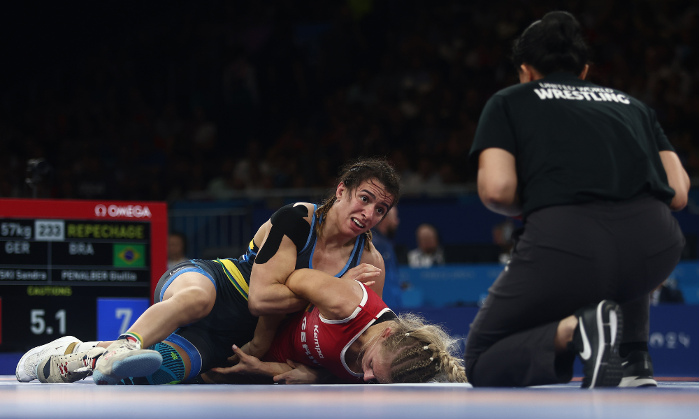 Giullia Penalber projeta adversária no wrestling dos Jogos Olímpicos de Paris-2024