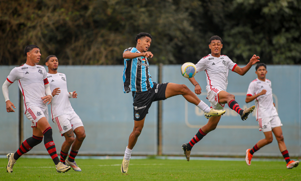 Grêmio e Flamengo se enfrentando no Brasileirão Sub-20 de futebol masculino