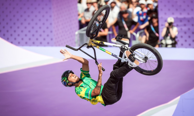 Gustavo Bala Loka em ação no ciclismo BMX freestyle park em Paris-2024; ele lesionou o cotovelo