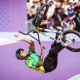 Gustavo Bala Loka em ação no ciclismo BMX freestyle park em Paris-2024; ele lesionou o cotovelo