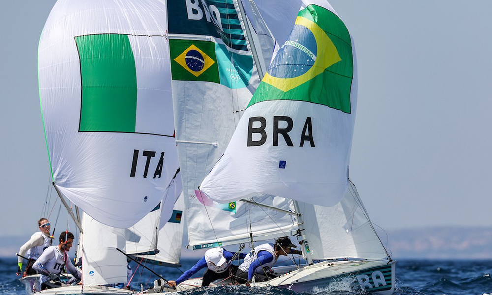 Na imagem, Henrique e Isabel com sua embarcação.