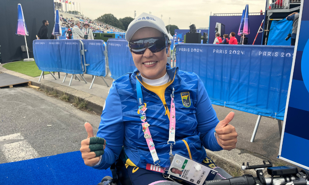 Jane Karla, do tiro com arco, sorri para foto e dá joia durante os Jogos Paralímpicos de Paris-2024