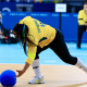 Jessica Vitorino encostando na bola de goalball