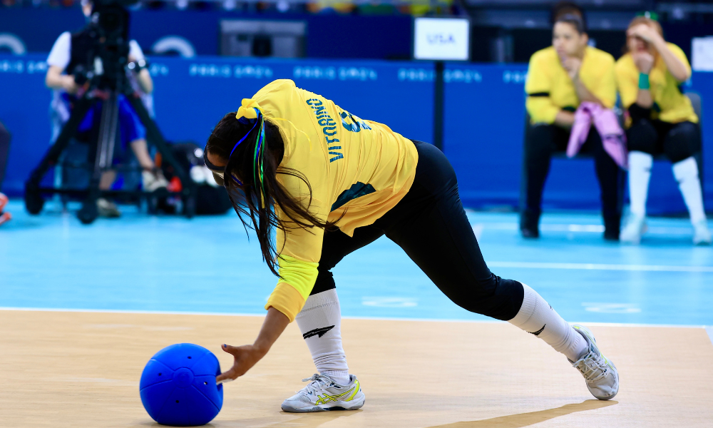 Jessica Vitorino encostando na bola de goalball