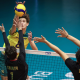 Jogador brasileiro jogando a bola para quadra adversária no Mundial sub-17 de vôlei