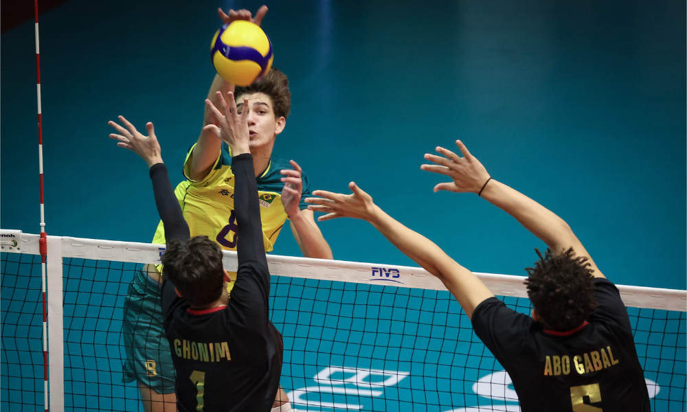 Jogador brasileiro jogando a bola para quadra adversária no Mundial sub-17 de vôlei