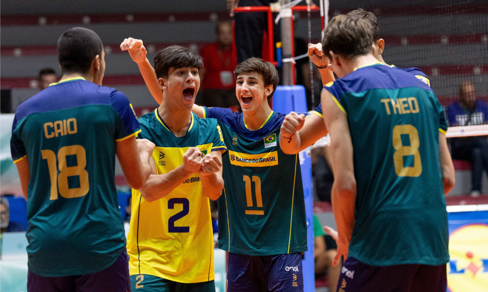 Jogadores da seleção brasileira de vôlei, disputando Mundial sub-17