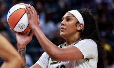 Kamilla Cardoso arremessa bola durante partida do Chicago Sky na WNBA, em que fez dígito duplo