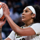 Kamilla Cardoso arremessa bola durante partida do Chicago Sky na WNBA, em que fez dígito duplo