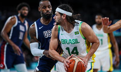 Léo Meindl, do Brasil, em duelo contra Lebron James, do Dream Team dos Estados Unidos no basquete de Paris-2024