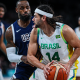 Léo Meindl, do Brasil, em duelo contra Lebron James, do Dream Team dos Estados Unidos no basquete de Paris-2024