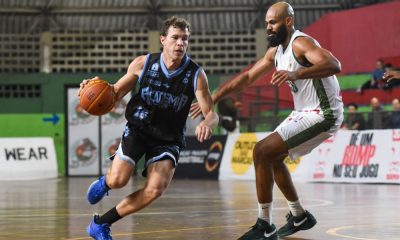 Na imagem, disputa entre jogador da Liga Sorocabana, com uniforme escuro, e do Basket Osasco, de uniforme claro.