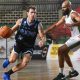 Na imagem, disputa entre jogador da Liga Sorocabana, com uniforme escuro, e do Basket Osasco, de uniforme claro.