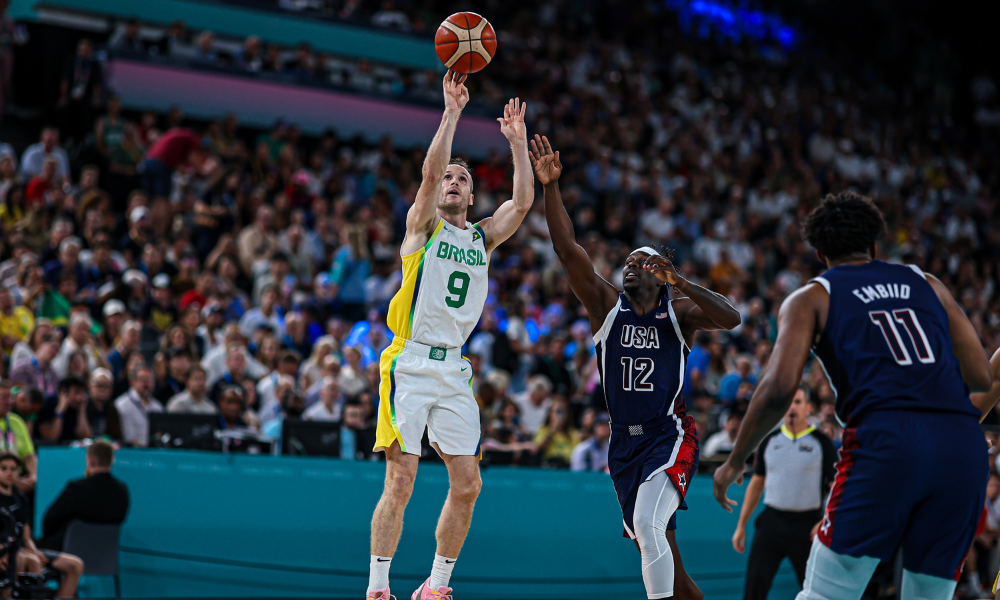 Marcelinho Huertas arremessa bola em seu último jogo com a camisa da seleção brasileira de vôlei masculino