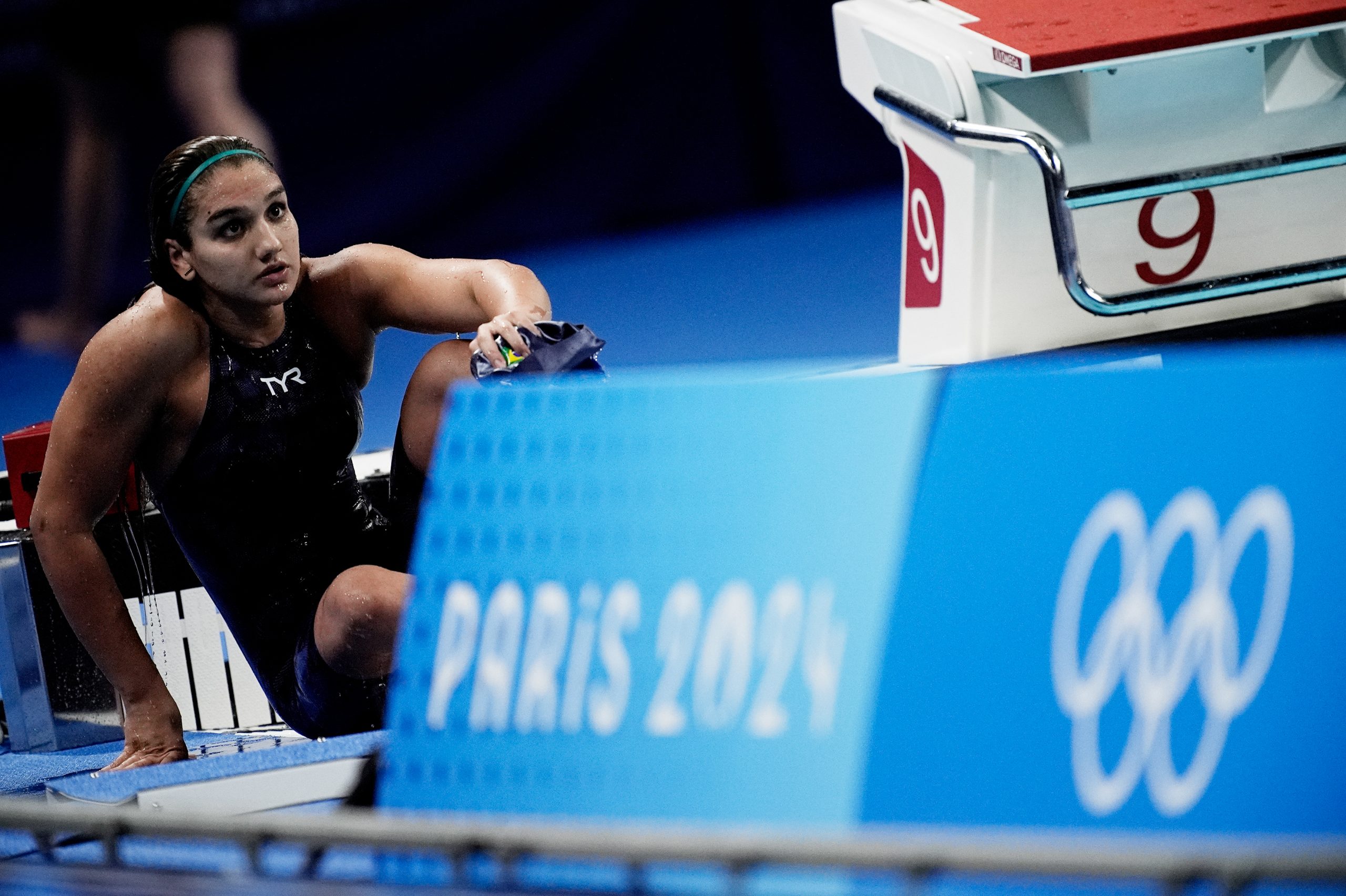 Na imagem, Mafê Costa saindo da piscina após mais uma prova em Paris.