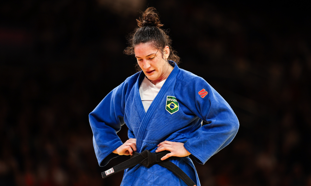 Mayra Aguiar de cabeça baixa e kimono azul após eliminação na Olimpíada de Paris-2024