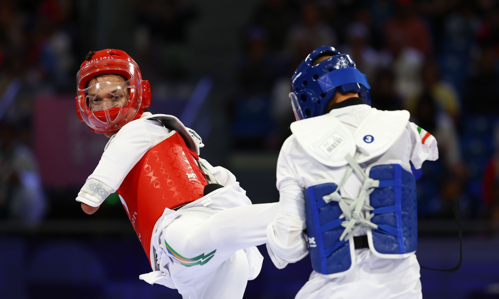 Nathan Torquato em ação no taekwondo dos Jogos Paralímpicos de Paris-2024 ; cortado por lesão