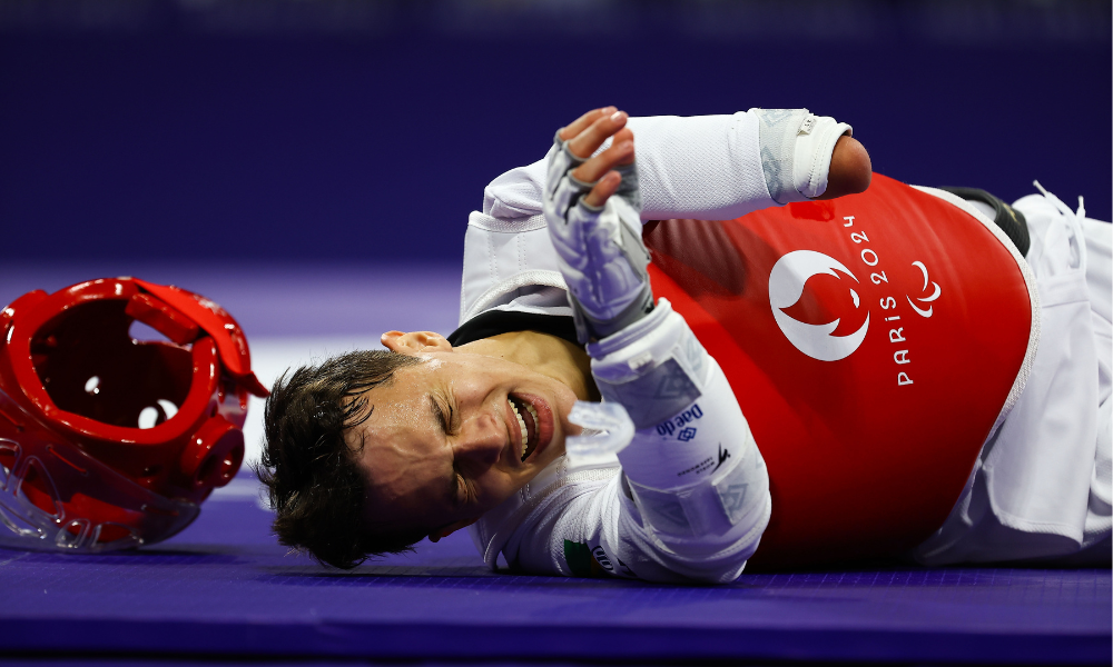 Nathan Torquato caído no chão após lesão na semifinal do taekwondo nos Jogos Paralímpicos de Paris-2024