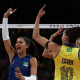 Nyeme e Gabi comemoram vitória contra a República Dominicana que levou para a semifinal do vôlei feminino em Paris-2024