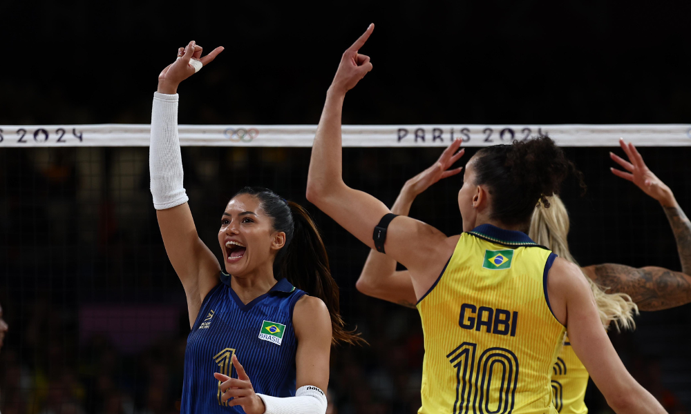 Nyeme e Gabi comemoram vitória contra a República Dominicana que levou para a semifinal do vôlei feminino em Paris-2024