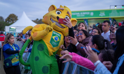 Ginga tira foto com torcedores no Parque Time Brasil durante os Jogos Olímpicos de Paris-2024