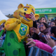 Ginga tira foto com torcedores no Parque Time Brasil durante os Jogos Olímpicos de Paris-2024