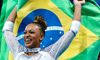 Rebeca Andrade com bandeira do Brasil nos Jogos Olímpicos de Paris-2024