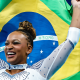 Rebeca Andrade com bandeira do Brasil nos Jogos Olímpicos de Paris-2024