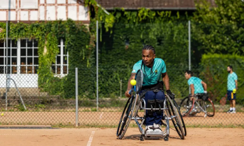 Seleção de tênis em cadeira de rodas em treino em Troyes, para a estreia em Roland Garros, pelos Jogos Paralímpicos de Paris 2024