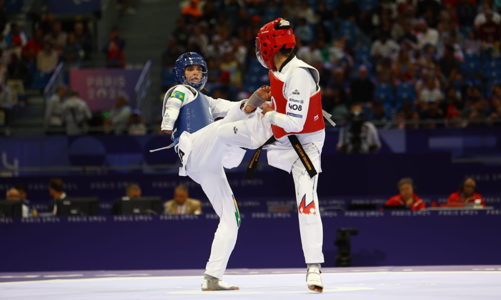 Silvana Fernandes aplica golpe em nepalesa no taekwondo dos Jogos Paralímpicos de Paris-2024