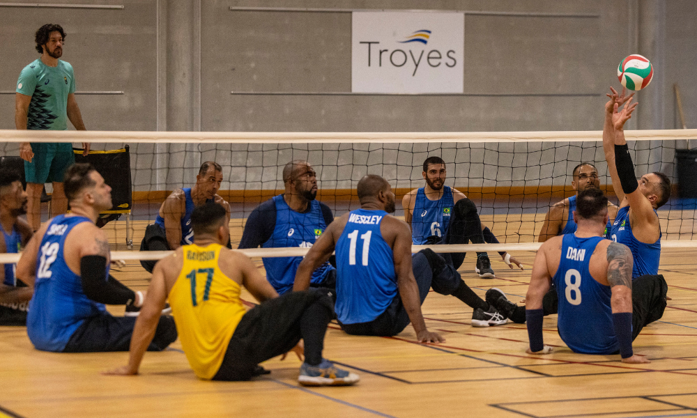 Seleção brasileira de vôlei sentado masculino durante treino na aclimatação para as Paralimpíadas de Paris-2024