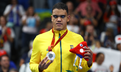 Wendell Belarmino com a medalha de prata no peito nos Jogos Paralímpicos de Paris-2024; ele segura a medalha em uma mão e o mascote dos Jogos na outra