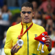 Wendell Belarmino com a medalha de prata no peito nos Jogos Paralímpicos de Paris-2024; ele segura a medalha em uma mão e o mascote dos Jogos na outra