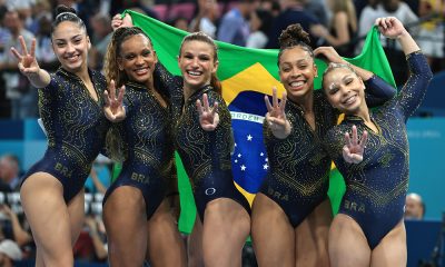 Na imagem, Flávia Saraiva e o restante do time de ginástica brasileira comemorando o bronze.