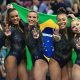 Na imagem, Flávia Saraiva e o restante do time de ginástica brasileira comemorando o bronze.