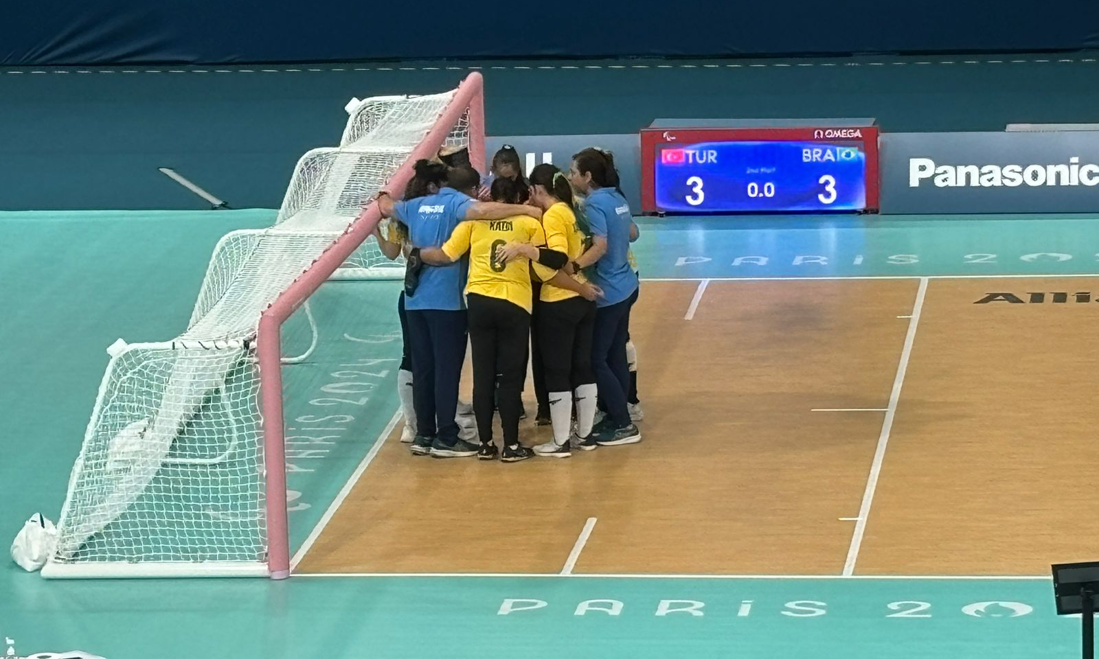 Seleção brasileira feminina de Goalball se abraça após o empate em 3 a 3 contra a Turquia