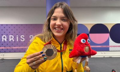 Giovanna Boscolo mostra sua medalha de bronze nos Jogos Paralímpicos de Paris - Foto: Pedro Suaide